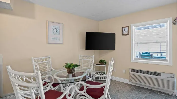 Dining area with seating for 4