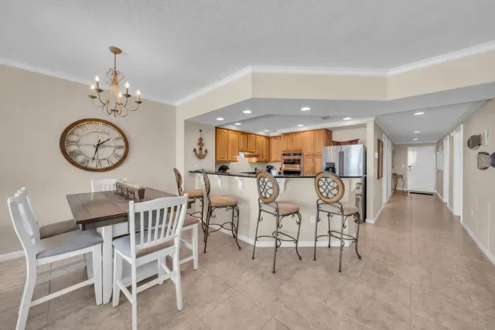 Additional four bar stools at the counter