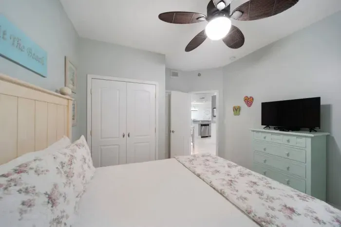 Guest bedroom with access to guest bathroom