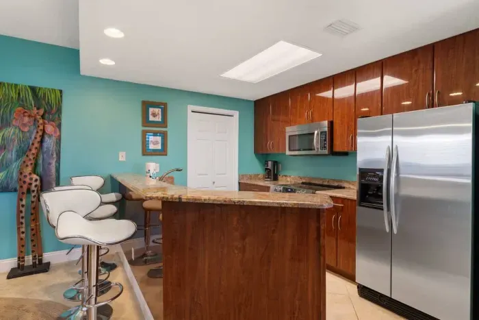 Kitchen with breakfast bar