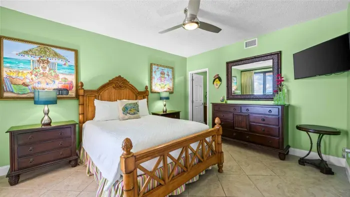 Guest bedroom with ensuite bathroom