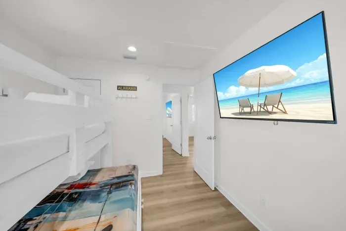 Guest bedroom with twin over queen bed