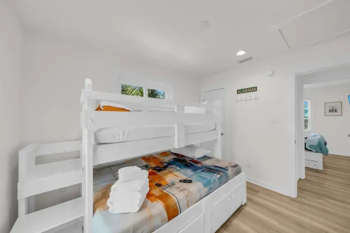 Guest bedroom with twin over queen bed