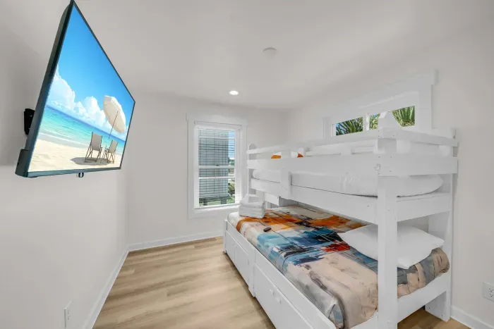 Guest bedroom with twin over queen bed