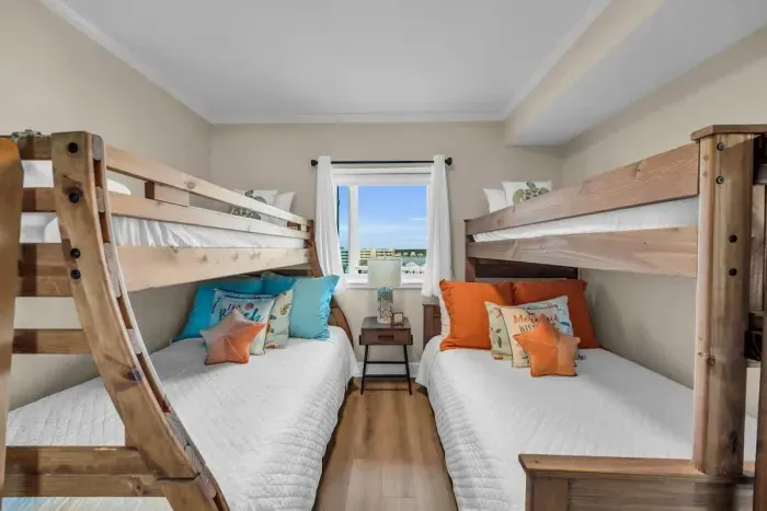 Guest Bunk room with twin or full beds
