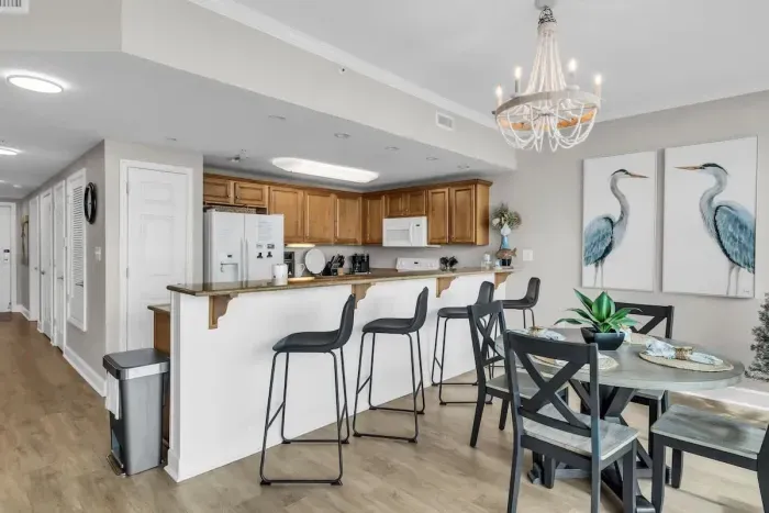 Breakfast bar with seating for 4