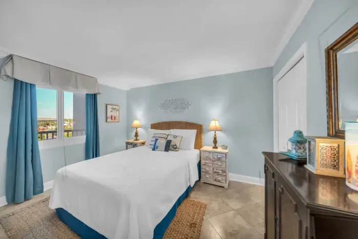 Guest bedroom with queen size bed