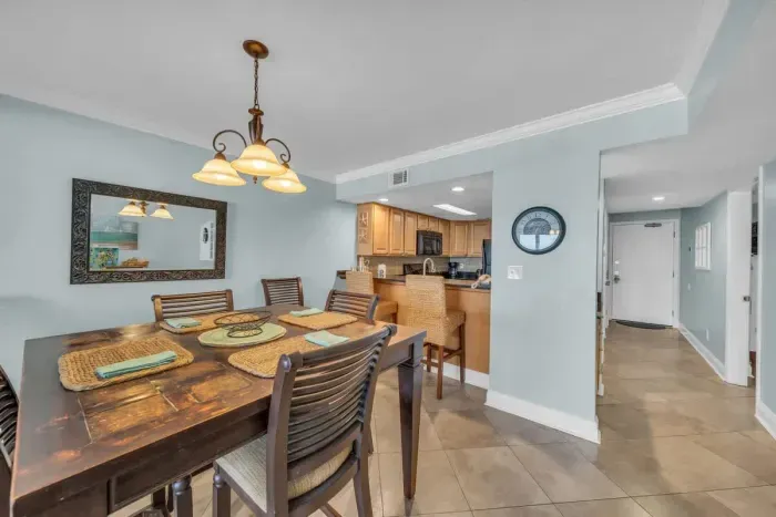Dining room with seating for 6 and additional 2 seats at breakfast bar