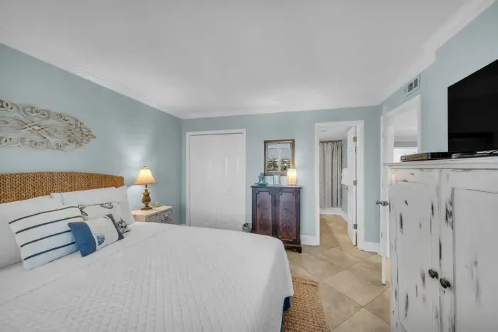 Guest bedroom with ensuite bathroom