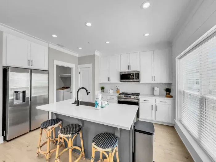 Breakfast bar with seating for 3