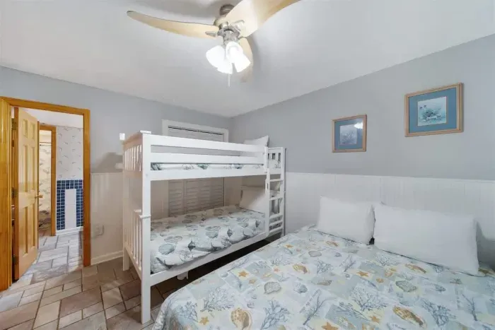 Guest room: Full size bed and Twin bunkbeds