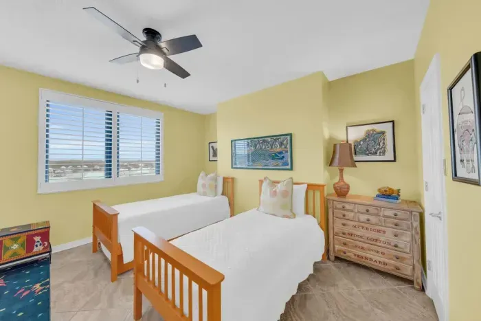 2nd guest bedroom with 2 twin beds