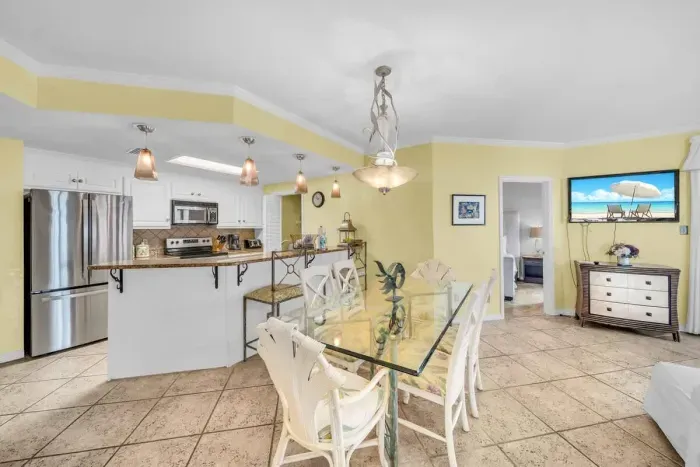 Additional seating at breakfast bar for 2