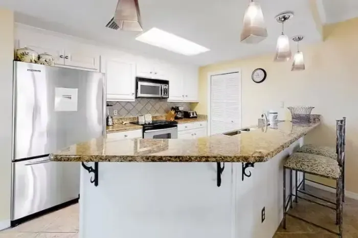 Kitchen with breakfast bar