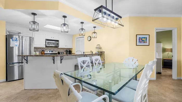 Additional seating at breakfast bar for 2