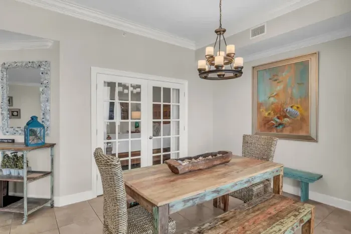 Dining room with seating for 6