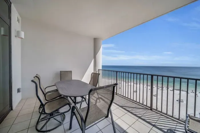 Balcony dining with seating for 5