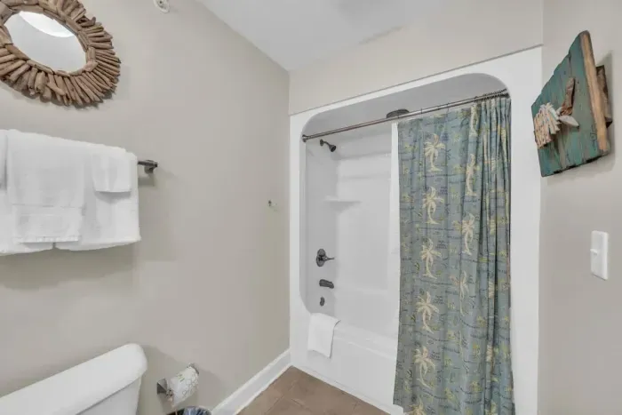 Combination shower/bathtub