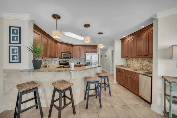 Breakfast bar with seating for 4