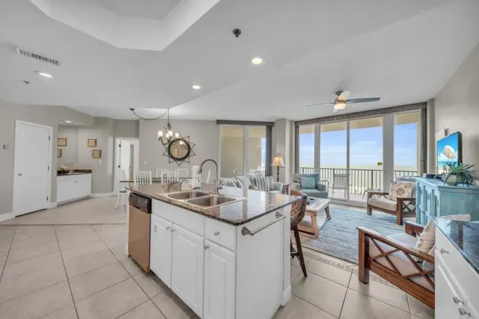 Breakfast bar with seating for 3