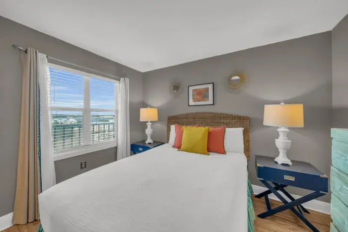 Guest bedroom with queen bed