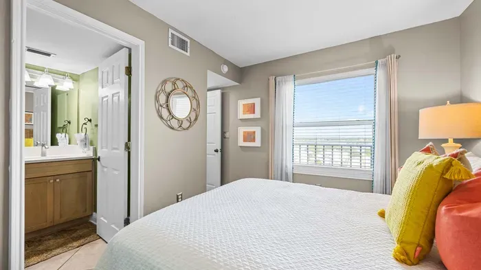 Guest bedroom with ensuite bathroom