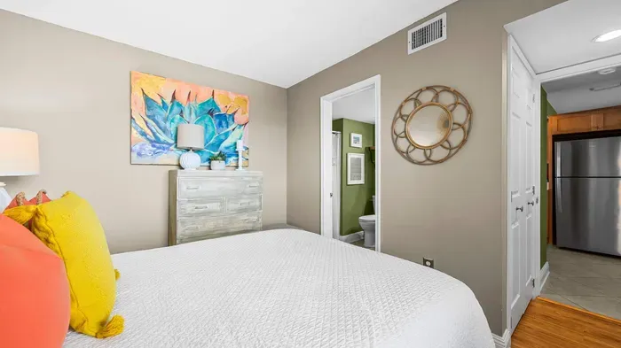 Guest bedroom with ensuite bathroom