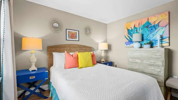 Guest bedroom with queen bed