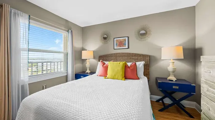 Guest bedroom with queen bed