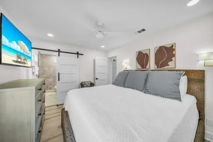 Guest bedroom with queen bed