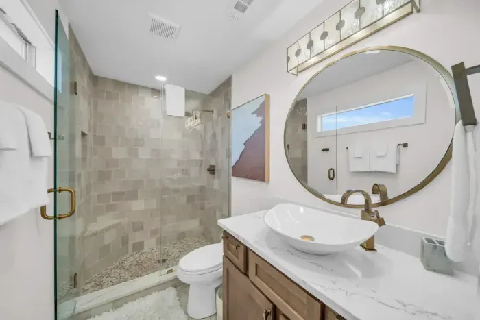 Guest bedroom en-suite bathroom