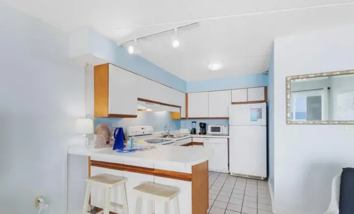 Breakfast bar with seating for 2