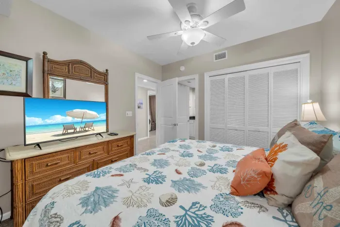 Guest bedroom with ensuite bathroom