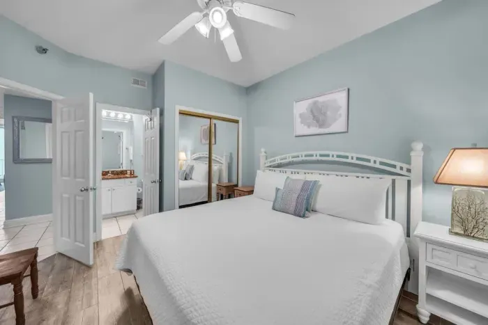 Guest bedroom with ensuite bathroom