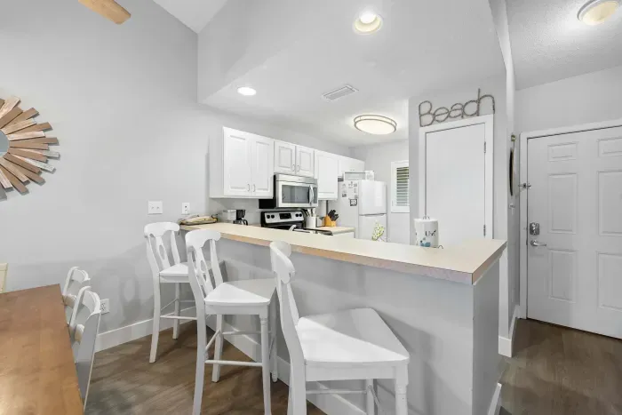 Breakfast bar with seating for 3