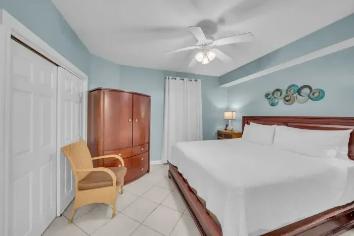 Guest bedroom with king size bed