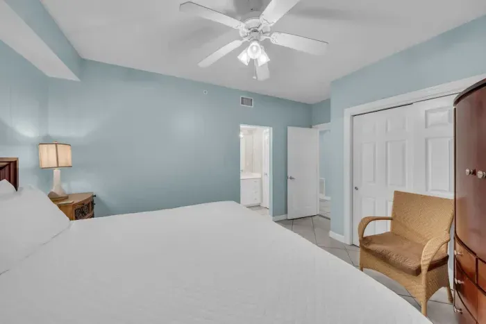 Guest bedroom with ensuite bathroom