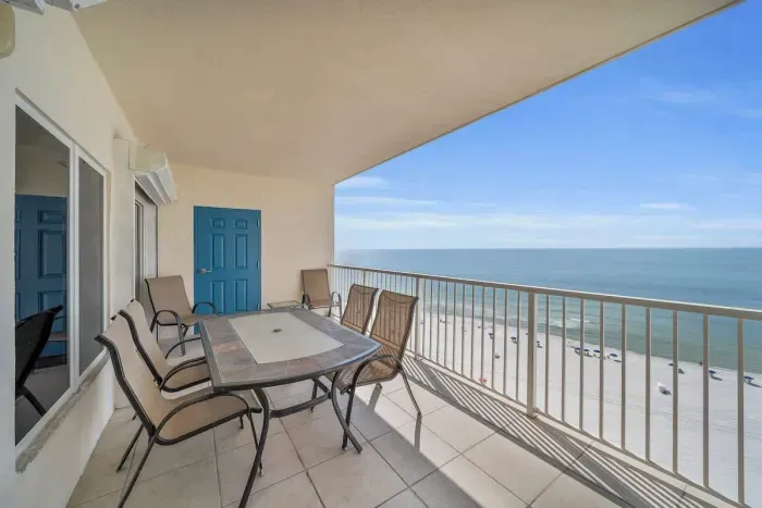 Outdoor dining with seating for 6