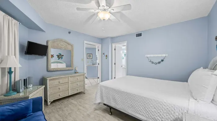 Guest bedroom with Queen bed and pullout single sleeper