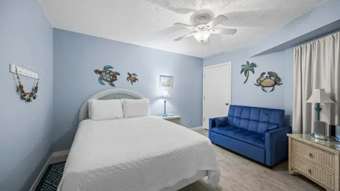 Guest bedroom with Queen bed and pullout single sleeper