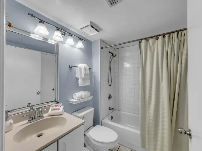 Guest bathroom with access to both the hallway and guest bedroom