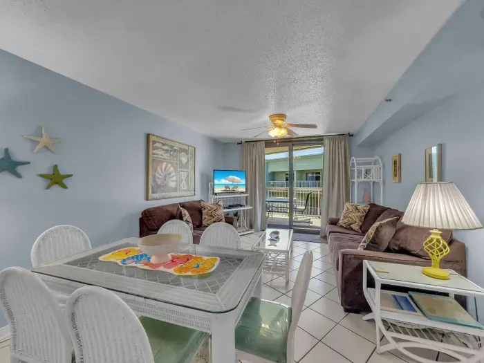 Dining area with seating for 6