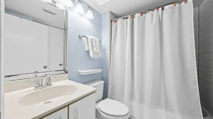 Guest bathroom with dual access to guest bedroom and hallway