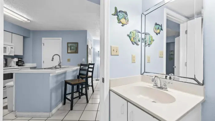 Guest bathroom with dual access to guest bedroom and hallway