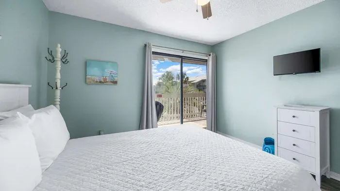 Gust bedroom with queen bed