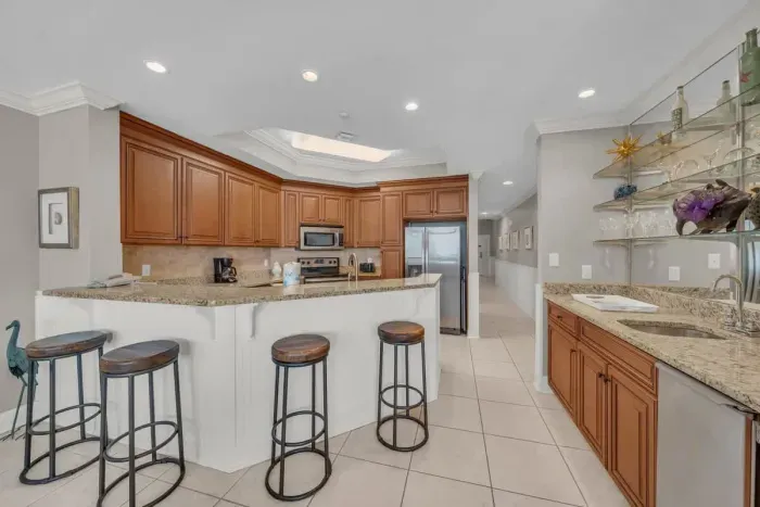 Breakfast bar with seating for 4