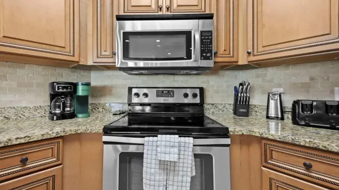 Kitchen appliances includes both traditional drip and Keurig style 1 cup coffee maker