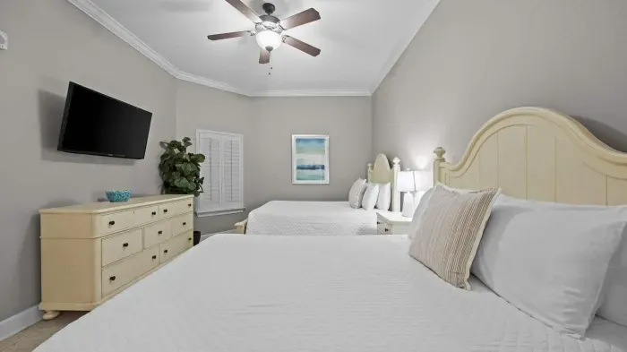 Second guest bedroom with 2 queen size beds