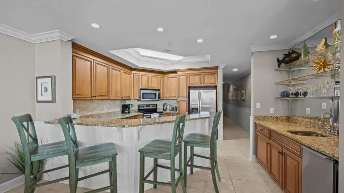 Kitchen & breakfast bar seats 4