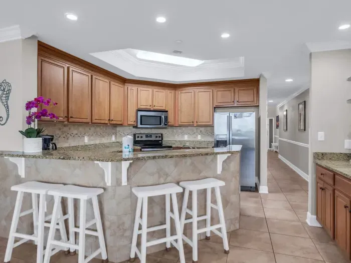 Breakfast bar with seating for 4